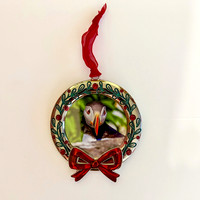 PUFFIN IN ROUND SILVER WITH RED BOW